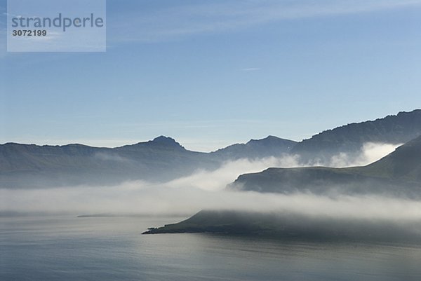 Berge im Nebel Insel