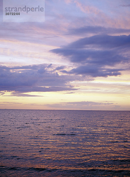 Sonnenuntergang über dem Meer Schweden