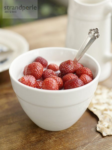 Ein Teller mit Erdbeeren und Milch-Schweden
