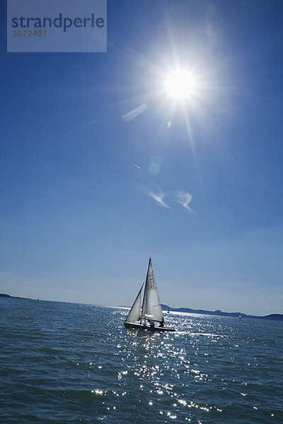 Ein Salingboat unter der Sonne