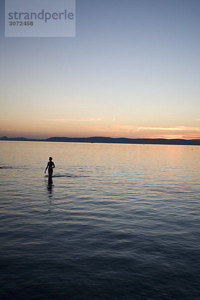 Silhouette von Menschen in Ungarn ein See Baden