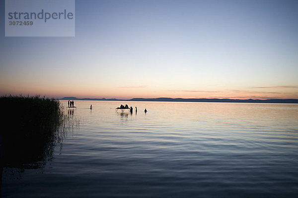 Silhouette von Menschen in Ungarn ein See Baden