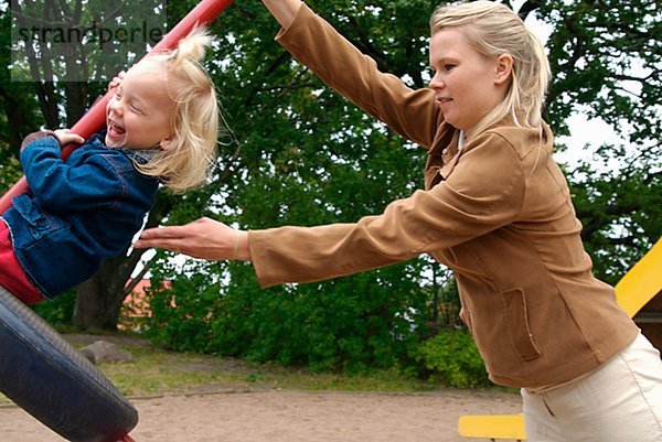 Mutter und Tochter an ein Pplayground Schweden