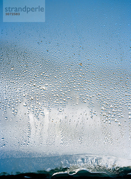 Eisblume und Nebel auf ein Fenster Schweden