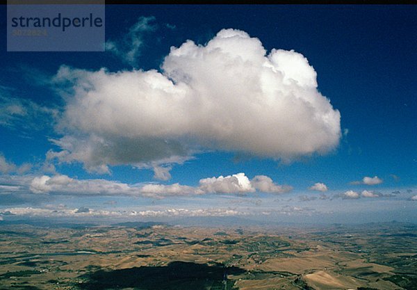 Wolke über Sizilien in Italien.