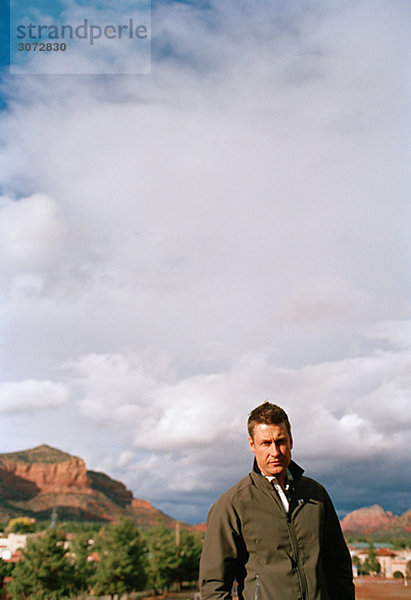Porträt von einem Mann Mountains im Hintergrund Arizona USA
