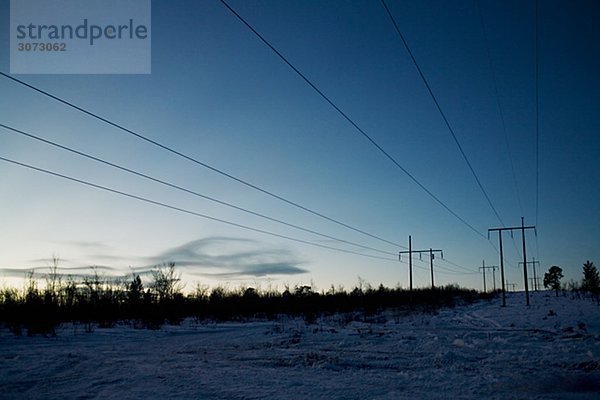 Stromleitungen in der Winter-Schweden