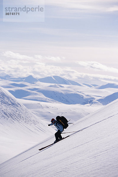Person Skifahren auf Hang Seitenansicht