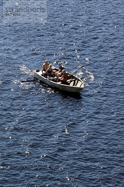 Vier Leute sitzen in einem Ruderboot Östergötlands Schweden.