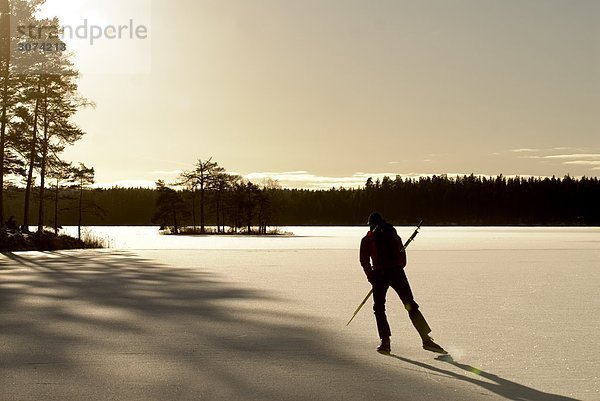 Ein Skater gegen das Licht Östergötlands Schweden.