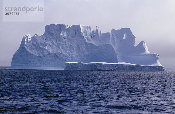 Auf Wasser treibenden Eisberg