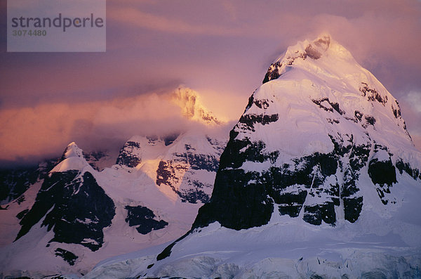 Verschneites Gebirge