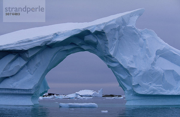 Arch Gletscher in Wasser geformt