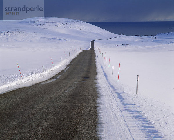 Straße von verschneite Landschaft
