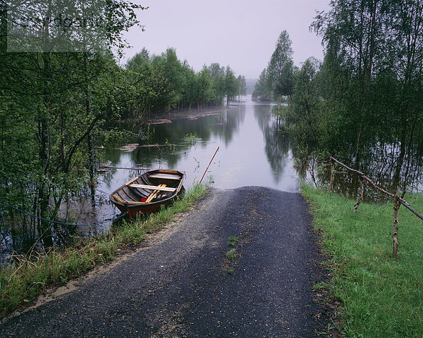 Boot im Fluss auf der Straße