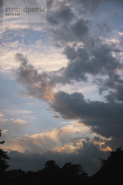 Gewitter Himmel bei Sonnenuntergang