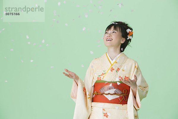 Japanische Frau lächelnd in Kimono gekleidet