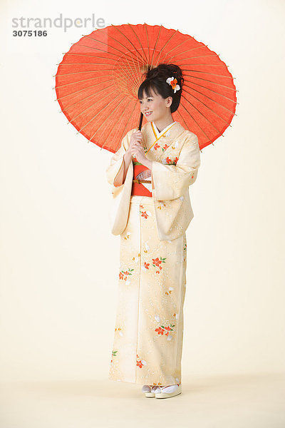 stehend Frau halten Sonnenschirm Schirm Kimono
