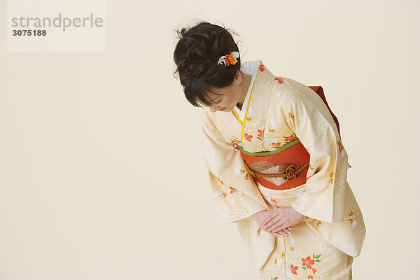 Frau trägt Kimono Verbeugung