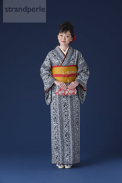 stehend Frau Tasche festhalten halten japanisch Kimono