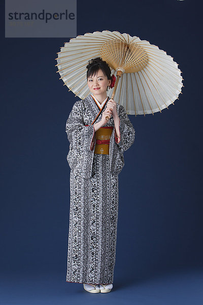 stehend Frau halten Sonnenschirm Schirm Kimono