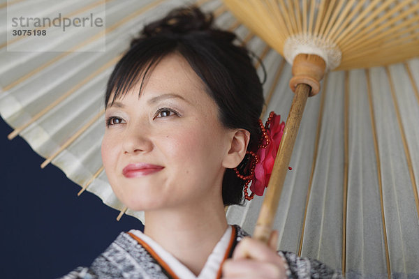 Schöne japanische Frau hält Parasol