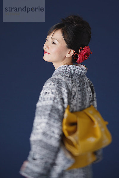 Japanische Frau gekleidet in G Kimono