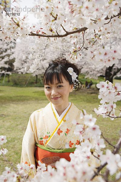 Frau trägt Kimono Lächeln in die Kamera