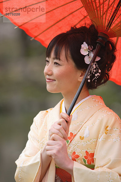 Japanische Frau hält Parasol