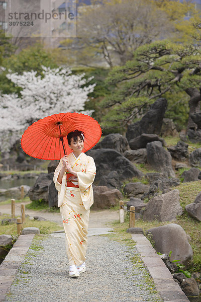 Japanische Frau hält Parasol