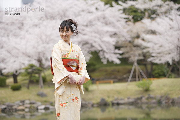 Frau tragen Kimonos Standing hält Clutch Handtasche