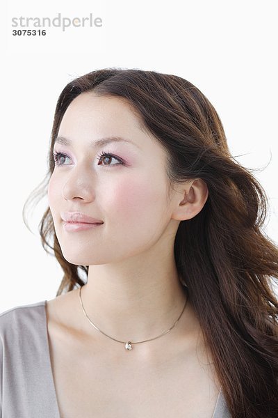 Japanische Frau lächelnd und denken
