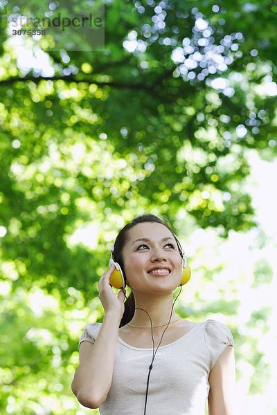 Frau Listening Musik auf Kopfhörer