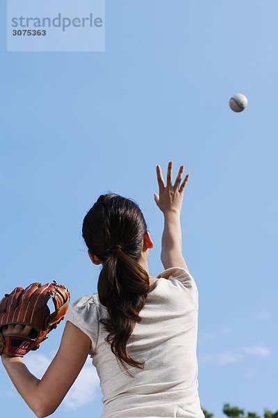 Frau spielen Baseball
