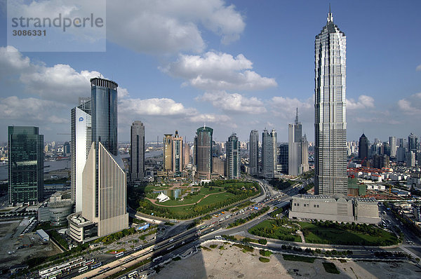 Blick auf Pudong und den Jinmao Tower (mit 420 Metern das grösste Gebäude Pudongs  mit dem Luxushotel Grand Hyatt)  das auf der östlichen Seite des Hungpu Flusses liegt  Shanghai  China