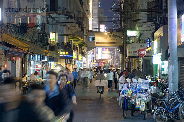 Abends auf der Nanjing Lu = Nanjing Strasse  grösste Einkaufsstrasse von Shanghai  China