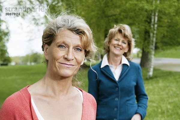 Zwei Frauen im Park