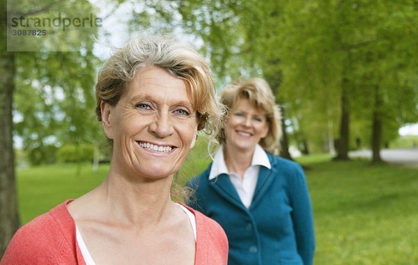 Zwei glückliche Frauen im Park
