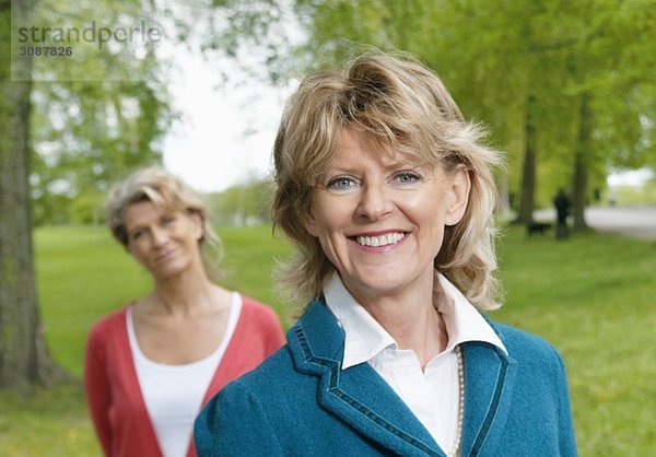 Zwei glückliche Freundinnen im Park