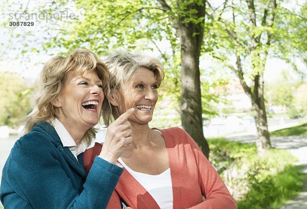 Zwei amüsierte Frauen