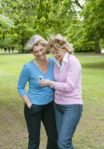 Zwei Freunde und ein Handy