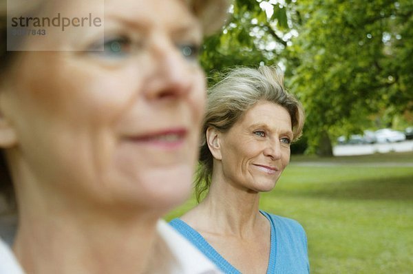 Nahaufnahme von zwei Frauen im Park