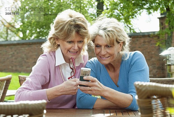 Frauen auf dem Handy