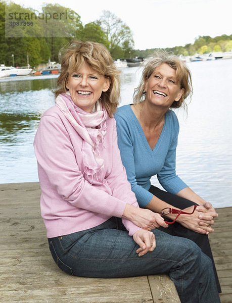 Erwachsene Frauen am Wasser