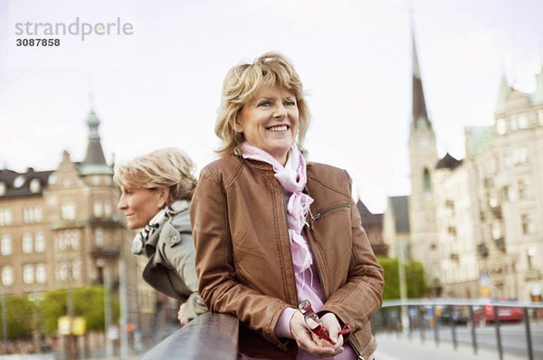 Frauen stehen am Geländer