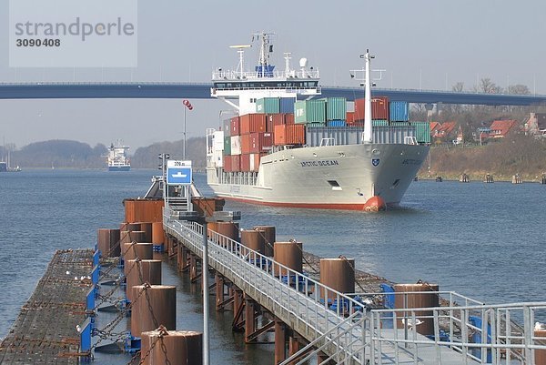 Containerschiff auf dem Nord-Ostsee-Kanal  Kiel  Schleswig-Holstein  Deutschland