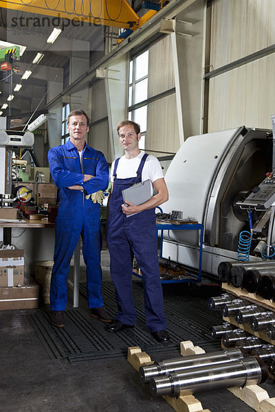 Porträt von zwei Handwerkern in einer Metallteilefabrik