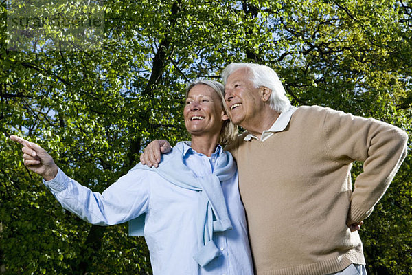 Ein älteres Paar schaut weg  im Freien