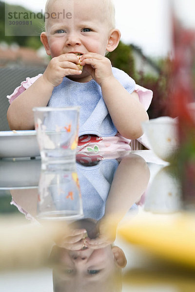 Ein Kleinkind beim Essen