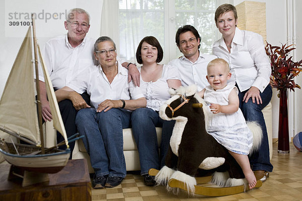 Formales Porträt einer Mehrgenerationen-Familie